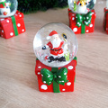 Коледно преспапие Подарък с Дядо Коледа или Снежен човек 7см-Други